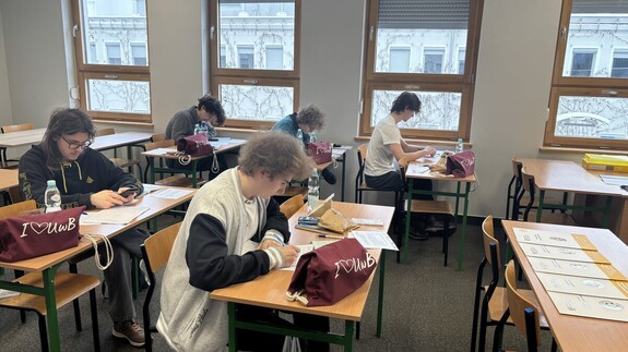 uczniowie biorący udział w II etapie Olimpiady chemicznej w kampusie UwB